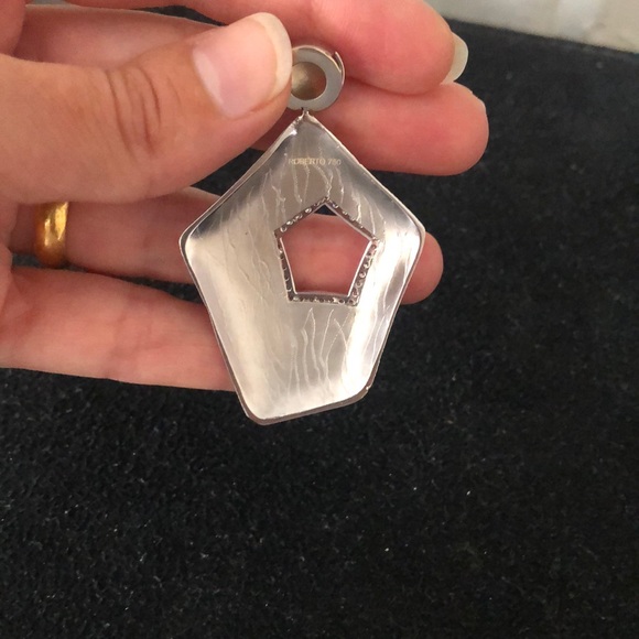 Roberto 18 karat pendant never been worn
